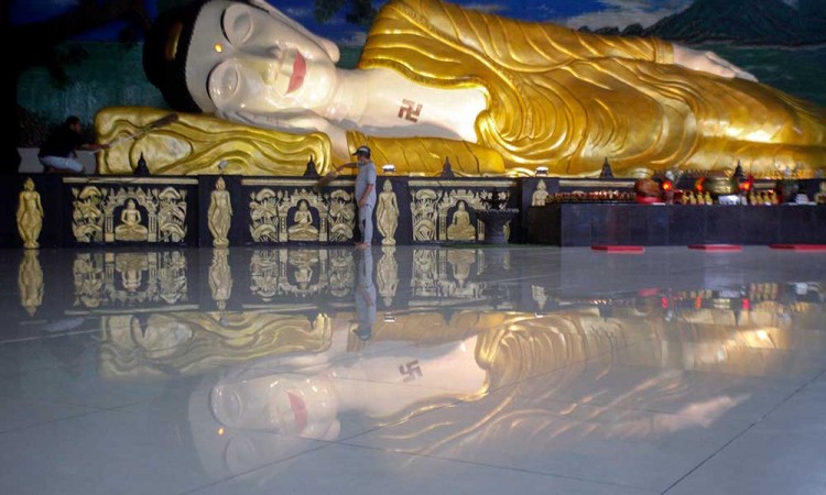 Jelang Imlek, Patung Buddha Tidur di Vihara Buddha Dharma Mulai Dibersihkan