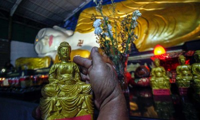 Jelang Imlek, Patung Buddha Tidur di Vihara Buddha Dharma Mulai Dibersihkan