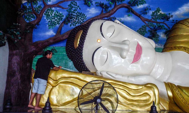 Jelang Imlek, Patung Buddha Tidur di Vihara Buddha Dharma Mulai Dibersihkan