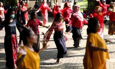 Sambut Imlek, Komunitas Bakul Budaya Pentaskan Tarian Tradisional Dengan Kostum Imlek