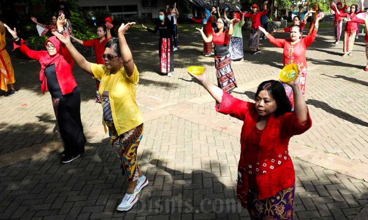 Sambut Imlek, Komunitas Bakul Budaya Pentaskan Tarian Tradisional Dengan Kostum Imlek