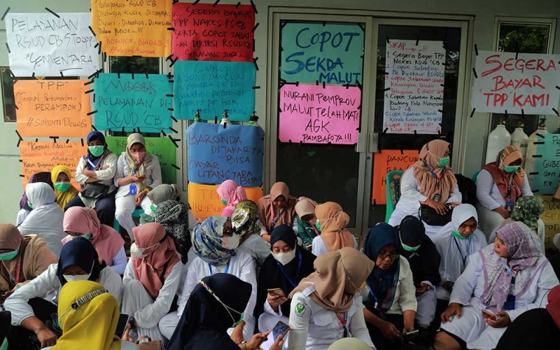 Sejumlah tenaga kesehatan RSUD Chasan Boesoirie Ternate melakukan aksi boikot aktivitas pelayanan Instalasi Gawat Darurat  (IGD) Rumah Sakit (RSUD) Chasan Boesoirie, Kota Ternate, Maluku Utara, Sabtu (21/1/2023). Aksi boikot dan mogok kerja tersebut  sebagai bentuk protes atas tunggakan pembayaran Tambahan Penghasilan Pegawai (TPP) tenaga kesehatan  selama 15 bulan yang belum dibayarkan oleh pihak rumah sakit. ANTARA FOTO/Andri Saputra