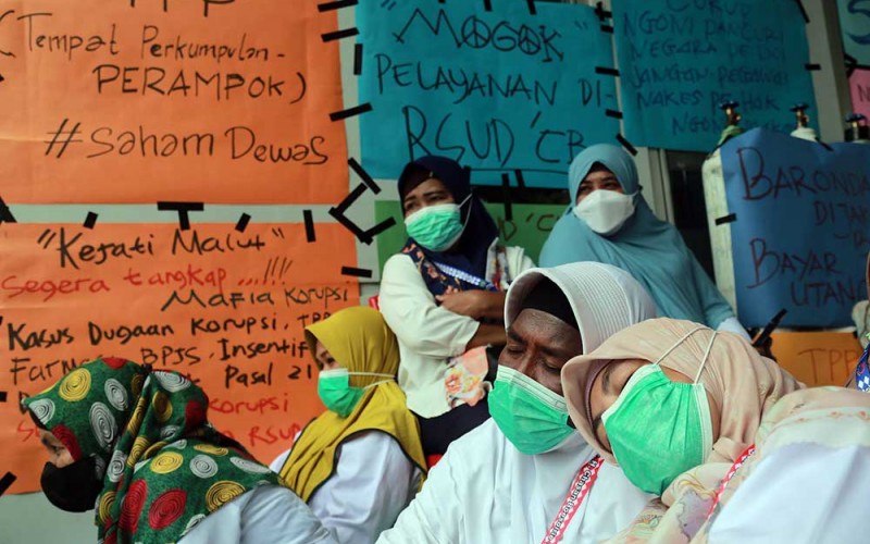 Sejumlah tenaga kesehatan RSUD Chasan Boesoirie Ternate melakukan aksi boikot aktivitas pelayanan Instalasi Gawat Darurat  (IGD) Rumah Sakit (RSUD) Chasan Boesoirie, Kota Ternate, Maluku Utara, Sabtu (21/1/2023). Aksi boikot dan mogok kerja tersebut  sebagai bentuk protes atas tunggakan pembayaran Tambahan Penghasilan Pegawai (TPP) tenaga kesehatan  selama 15 bulan yang belum dibayarkan oleh pihak rumah sakit. ANTARA FOTO/Andri Saputra
