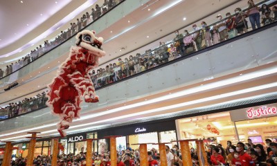 Atraksi Barongsai Tonggak di Dalam Mall