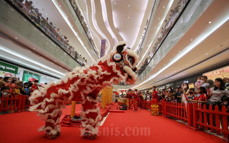 Pemain barongsai beraktraksi menghibur pengunjung di Lippo Mall Puri, Jakarta, Sabtu (21/1/2023). Atraksi barongsai tersebut diselenggarakan dalam rangka memeriahkan perayaan tahun baru Imlek 2574 Kongzili. Bisnis/Eusebio Chrysnamurti