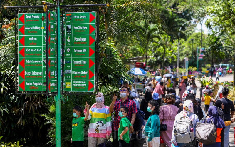 Wisatawan memadati Taman Margasatwa Ragunan (TMR) di Jakarta, Minggu (22/1/2023).Taman Margasatwa Ragunan (TMR) dipadati pengunjung yang memanfaatkan libur panjang Hari Raya Imlek. Sebelumnya, pemerintah menetapkan cuti bersama pada 23 Januari 2023 dikarenakan Hari Raya Imlek. Bisnis/Abdurachman