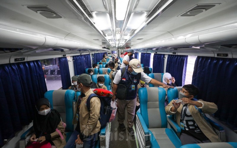 Penumpang berada di dalam gerbong kereta di Stasiun Pasar Senen, Jakarta, Senin (23/1). PT Kereta Api Indonesia (Persero) atau KAI menyampaikan jumlah tiket Kereta Api Jarak Jauh (KAJJ) yang terjual selama libur Imlek untuk jadwal keberangkatan 20-23 Januari 2023 di wilayah Jakarta mencapai sekitar 88.000 tiket. Bisnis/Suselo Jati