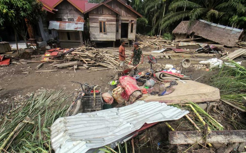 Warga mengumpulkan berbagai barang yang masih bisa diselamatkan pascabanjir di Desa Lubuk Pusaka, Kecamatan Langkahan, Aceh Utara, Aceh, Senin (23/1/2023). Banjir dengan ketinggian mencapai tiga meter akibat meluapnya aliran Sungai Krueng Keureto, Krueng Pirak, dan Krueng Pase pada Sabtu (21/1/23) mengakibatkan tujuh unit rumah warga ambruk diterjang banjir. ANTARA FOTO/Rahmad