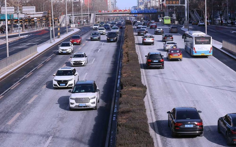 Sejumlah kendaraan melaju pelan akibat permukaan jalan tertutup salju di Ring Road 3 Kota Beijing, China, Senin (23/1/2023). Kota Beijing diguyur salju pertama di tahun 2023 yaitu sebagai tahun kelinci dalam mitologi China. ANTARA FOTO/M. Irfan Ilmie