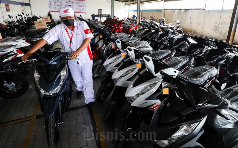 Karyawan menata motor di salah satu Showroom Motor Honda di Jakarta, Selasa (24/1/2023). Data Asosiasi Industri Sepeda Motor Indonesia (AISI) mencatat sepanjang 2022, sebanyak 5,22 juta unit kendaraan telah terjual ke konsumen. Jumlah terbanyak berasal dari merek Astra Honda Motor (AHM) yakni 76,43 persen. Bisnis/Suselo Jati