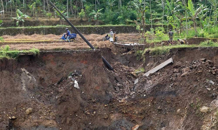 Warga Membuat Jalan Darurat di Lokasi Tanah Longsor di Temanggung