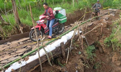 Warga Membuat Jalan Darurat di Lokasi Tanah Longsor di Temanggung