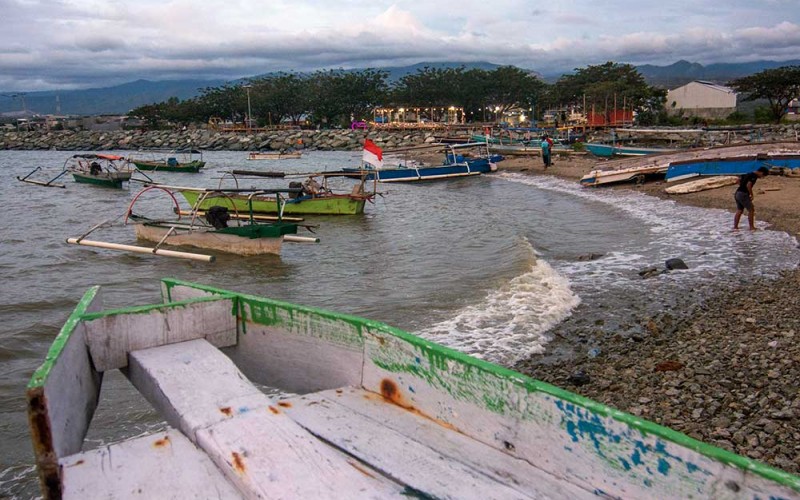 Nelayan perairan dangkal beraktivitas di dekat perahunya saat tidak turun melaut di Pantai Teluk Palu, Sulawesi Tengah, Rabu (25/1/2023). Sejumlah nelayan di wilayah itu mengaku tidak turun melaut sejak beberapa hari terakhir ini karena kesulitan mendapatkan BBM di SPBU meskipun sudah mengantongi Kartu Pelaku Usaha Kelautan dan Perikanan (Kusuka). ANTARA FOTO/Basri Marzuki