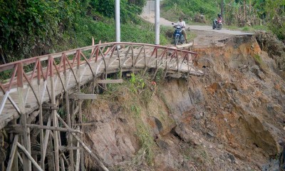 Warga Nekat Lewati Jembatan Rusak di Padang Pariaman