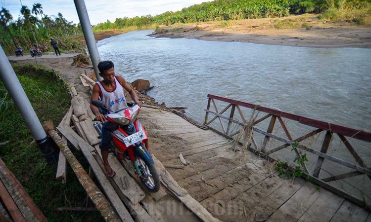Warga Nekat Lewati Jembatan Rusak di Padang Pariaman