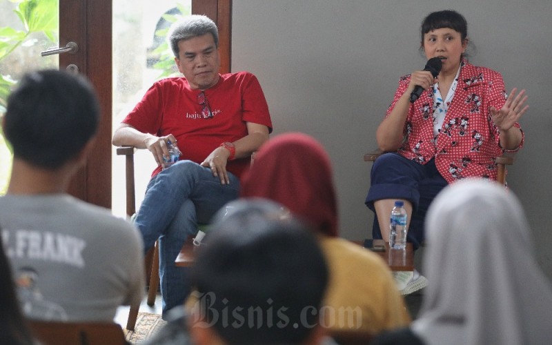 Founder Calla The Label Yeri Afriyani (kanan) bersama dengan CEO Biznis.id & ProIndo Foundation Budi Isman saat acara Ngobrolin Bizniz (NGOBIZ) bertema Unlock 2023: Business Trend and Outlook di Jakarta, Jumat (27/1/2023). Acara yang digelar oleh PT Bank CIMB Niaga Tbk (CIMB Niaga) tersebut sebagai upaya untuk menyiapkan para pelaku UKM yang resilience terhadap dinamika perekonomian dan menghadirkan solusi yang dapat diaplikasikan oleh para pengusaha/UKM terkait situasi dan kondisi bisnis tahun ini. Di tengah tantangan resesi global 2023, para pelaku Usaha Kecil dan Menengah (UKM) dituntut untuk mengasah kejelian dalam mengatur strategi dan inovasi, sehingga dapat terus bertahan dan mengembangkan bisnisnya secara berkelanjutan. Bisnis/Eusebio Chrysnamurti