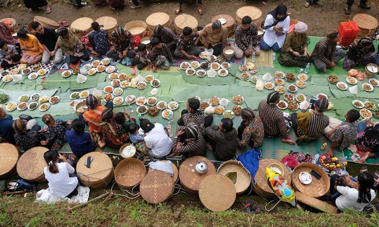 Keseruan Warga Makan Bersama Saat Tradisi Nyadran Perdamaian di Temanggung