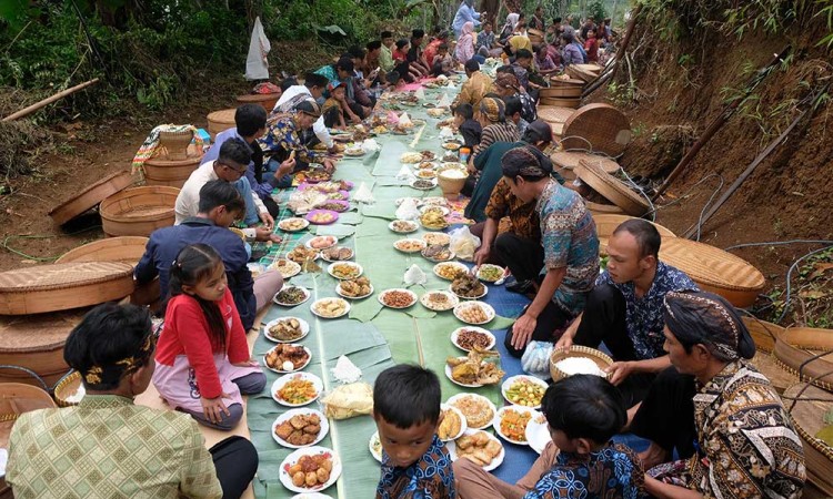 Keseruan Warga Makan Bersama Saat Tradisi Nyadran Perdamaian di Temanggung