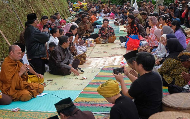 Sejumlah warga menyantap makanan bersama saat tradisi Nyadran Perdamaian di Krecek, Getas, Kaloran, Temanggung, Jateng, Jumat (27/1/2023). Tradisi Nyadran atau Merti Dusun yang dilaksanakan oleh warga lintas agama tersebut telah berlangsung sejak puluhan tahun silam yang bertujuan untuk mendoakan arwah leluhur sekaligus sebagai wujud kerukunan antar pemeluk agama. ANTARA FOTO/Anis Efizudin