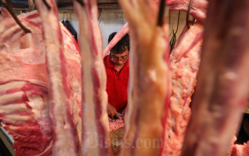 Pedagang merapikan daging sapi di salah satu pasar tradisional di Jakarta, Senin (30/1/2023). Berdasarkan informasi dari Pusat Informasi Harga Pangan Startegis (PIHPS) Nasional, pada hari ini harga daging sapi kualitas 1 di pasar tradisional rata-rata Rp137.700 per kg mengalami penurunan 0,04 persen dibandingkan dengan pekan lalu yang dijual Rp137.700 per kg-nya. Sedangkan rata-rata harga daging sapi kualitas 2 pada hari ini Rp128.750 per kg, turun 0,19% dari pekan lalu dengan harga Rp129.000. Bisnis/Himawan L Nugraha