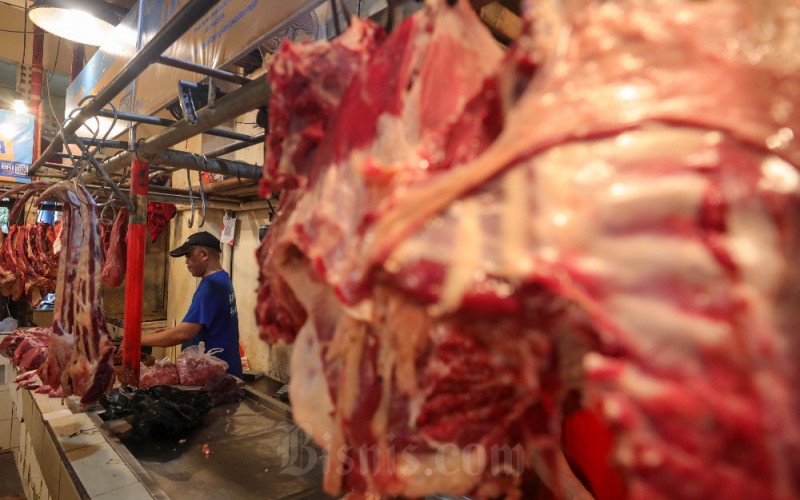 Pedagang merapikan daging sapi di salah satu pasar tradisional di Jakarta, Senin (30/1/2023). Berdasarkan informasi dari Pusat Informasi Harga Pangan Startegis (PIHPS) Nasional, pada hari ini harga daging sapi kualitas 1 di pasar tradisional rata-rata Rp137.700 per kg mengalami penurunan 0,04 persen dibandingkan dengan pekan lalu yang dijual Rp137.700 per kg-nya. Sedangkan rata-rata harga daging sapi kualitas 2 pada hari ini Rp128.750 per kg, turun 0,19% dari pekan lalu dengan harga Rp129.000. Bisnis/Himawan L Nugraha