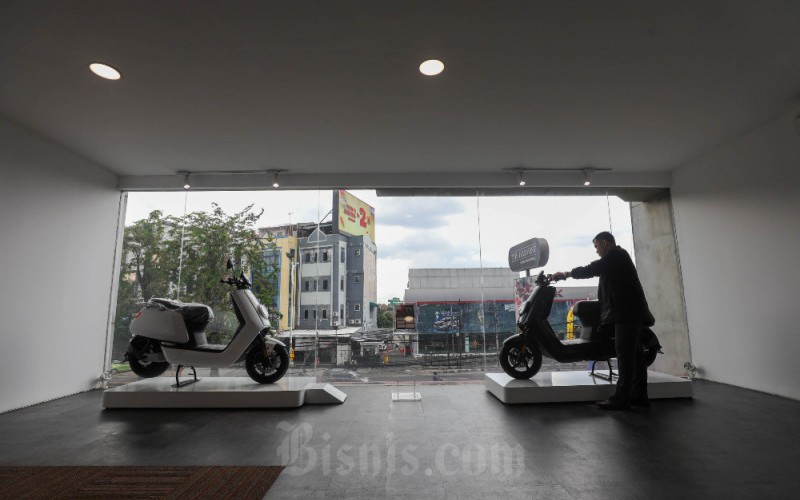 Pegawai merapikan sepeda motor listrik di salah satu ruang pamer/showroom, Jakarta, Senin (30/1/2023). Menteri Koordinator Bidang Kemaritiman dan Investasi Luhut Binsar Pandjaitan menyampaikan pemerintah akan mengumunkan aturan insentif pembelian kendaraan bermotor listrik berbasis baterai (KBLBB) pada awal Februari 2023. Pembeli motor listrik nantinya akan dapat subsidi sekitar Rp7 juta. Bisnis/Himawan L Nugraha