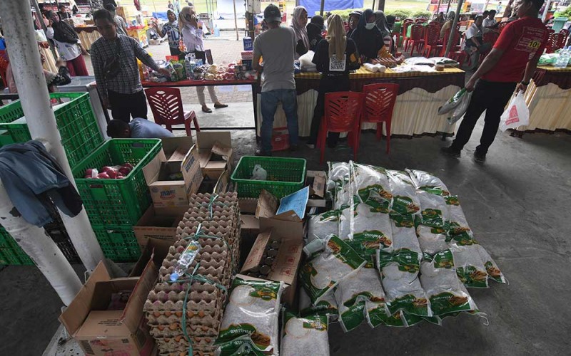 Petugas melayani warga yang datang untuk berbelanja pada gelaran pasar murah di Palu, Sulawesi Tengah, Senin (30/1/2023). Pasar murah yang digelar oleh Pemerintah Kota Palu tersebut dikhususkan bagi warga kurang mampu serta terdaftar dalam Data Terpadu Kesejahteraan Sosial (DTKS) atau Program Keluarga Harapan (PKH) dan bertujuan untuk membantu masyarakat serta menekan laju inflasi. ANTARA FOTO/Mohamad Hamzah