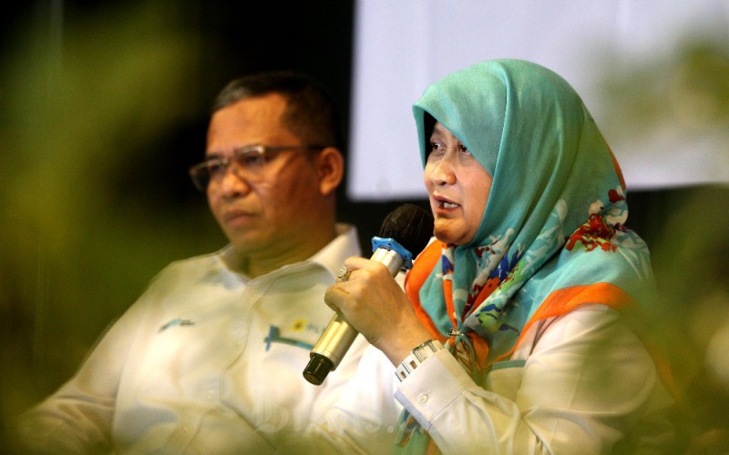 General Manager PT PLN (Persero) Unit Induk Distribusi (UID) Jawa Barat Susiana Mutia (kanan) didampingi Senior Manager Perencanaan Widodo menyampaikan pemaparan pada konferensi pers PLN UID Jawa Barat di Bandung, Jawa Barat, Senin (30/1/2023). Bisnis/Rachman