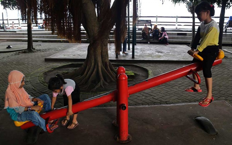 Sejumlah  anak bermain di Taman Nukila, Kota Ternate, Maluku Utara, Senin (30/1/2023). Polres Ternate menghimbau kepada orang tua untuk meningkatkan kewaspadaan dalam menjaga anak, terkait dengan maraknya isu tidak benar mengenai penculikan anak di sejumlah daerah di Indonesia dan juga meminta kepada masyarakat tidak mudah terpancing dan terprovokasi  dengan berita  hoax penculikan anak. ANTARA FOTO/Andri Saputra