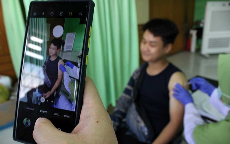 Petugas kesehatan menyuntikkan vaksin COVID-19 penguat (boster) kedua kepada seorang warga di Rumah Sakit Haji Medan, Sumatera Utara, Senin (30/1/2023). Dinas Kesehatan Provinsi Sumatera Utara memulai program vaksinisasi keempat atau penguat guna meningkatkan imunitas tubuh agar tidak mudah tertular kembali virus COVID-19. ANTARA FOTO/Yudi