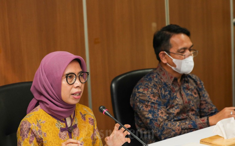 Direktur Utama Pusat Investasi Pemerintah Ririn Kadariyah (kiri) memberikan pemaparan di dampingi Direktur Muhammad Yusuf di sela-sela konferensi pers di Jakarta, Selasa (31/1/2023). Bisnis/Himawan L Nugraha