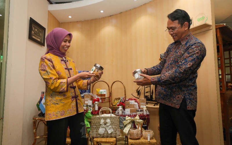 Direktur Utama Pusat Investasi Pemerintah Ririn Kadariyah (kiri) berbincang dengan Direktur Muhammad Yusuf di sela-sela konferensi pers di Jakarta, Selasa (31/1/2023). Bisnis/Himawan L Nugraha