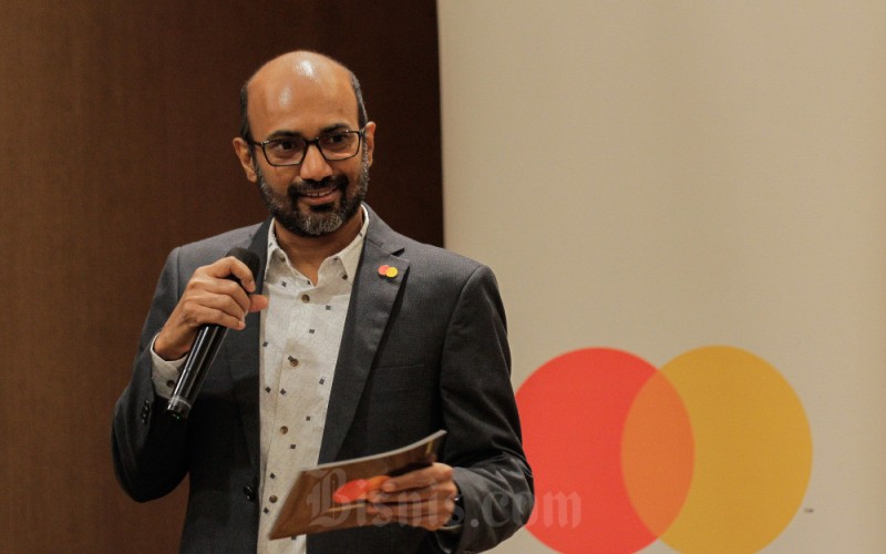 President Director PT Mastercard Indonesia Navin Jain memberikan paparan saat konferensi pers kolaborasi Mastercard dan Ayoconnect di Jakarta, Selasa (31/1/2023). Ayoconnect berkolaborasi dengan PT Mastercard Indonesia untuk memodernisasi pembayaran berbasis rekening bank dan menciptakan solusi open finance di Indonesia. Salah satunya adalah dengan kemampuan biller untuk menghilangkan berbagai mendala pembayaran yang mungkin terjadi. Bisnis/Fanny Kusumawardhani