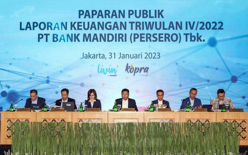 Direktur Utama PT Bank Mandiri (Persero) Tbk. Darmawan Junaidi (tengah) memberikan pemaparan bersama Wakil Direktur Utama Bank Mandiri Alexandra Askandar (ketiga kiri), Direktur Teknologi Informasi Bank Mandiri Timothy Utama (kiri), Direktur Treasury & International Banking Bank Mandiri Panji Irawan (kedua kiri), Direktur Risk Management Bank Mandiri Ahmad Siddik Badruddin (ketiga kanan), Direktur Keuangan dan Strategi Bank Mandiri Sigit Prastowo (kedua kanan) dan Corporate Secretary Bank Mandiri Rudi As Aturridha dalam acara paparan publik Bank Mandiri di Jakarta, Selasa (31/1/2023). Bisnis/Suselo Jati