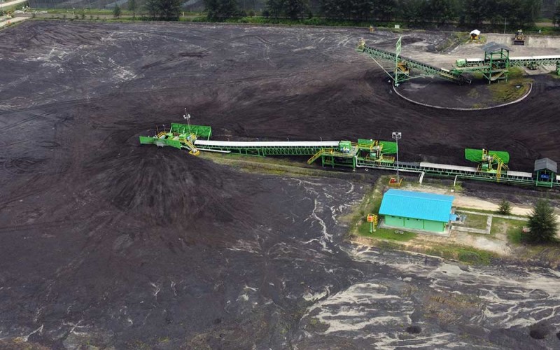 Foto udara aktivitas bongkar muat batu bara di kawasan pantai Desa Peunaga Cut Ujong, Meureubo, Aceh Barat, Aceh, Selasa (31/1/2023). Kementerian Energi dan Sumber Daya Mineral (ESDM) menargetkan produksi batu bara 2023 mencapai 695 juta ton atau naik 4,82 persen dari target tahun lalu dengan proyeksi kebutuhan domestik sebesar 177 juta ton dan 518 juta ton untuk ekspor. ANTARA FOTO/Syifa Yulinnas