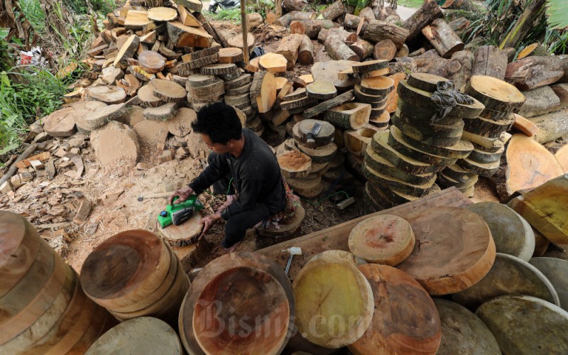 Perajin beraktivitas di salah satu pusat produksi talenan di Kabupaten Bogor, Jawa Barat, Selasa (31/1/2023). Otoritas Jasa Keuangan (OJK) mencatat penyaluran perusahaan pembiayaan ke segmen Usaha Mikro Kecil dan Menengah (UMKM) mencapai Rp212,06 triliun per November 2022, naik 16 persen secara tahunan (year-on-year/yoy) dari periode yang sama tahun sebelumnya sebesar Rp183,23 triliun. Bisnis/Arief Hermawan P