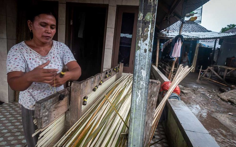 Pekerja memproduksi kerai bambu di Kampung Krey Cihiang, Lebak, Banten, Selasa (31/1/2023). Sebanyak 130 KK yang tinggal di kampung tersebut berprofesi sebagai perajin kerai dan telah melayani pesanan ke berbagai kota di Indonesia dengan harga mulai dari Rp28 hingga Rp50 ribu per buah. ANTARA FOTO/Muhammad Bagus Khoirunas
