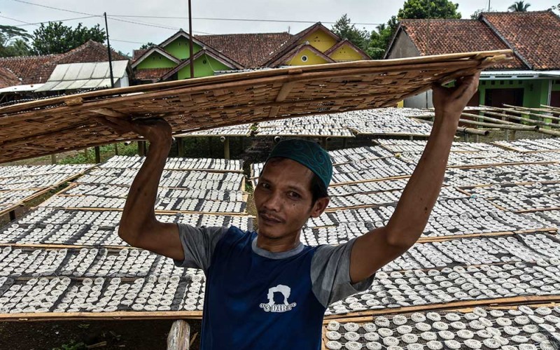 Pekerja menjemur kerupuk di Dusun Sukasari, Desa Imbanagara Raya, Kabupaten Ciamis, Jawa Barat, Selasa (31/1/2023). Kementerian Koperasi dan Usaha Kecil Menengah menargetkan pemberdayaan UMKM pada tahun 2023, rasio kewirausahaan sebanyak 3,2 persen dan kontribusi koperasi terhadap Produk Domestik Bruto (PDB) nasional sebesar 5,4 persen. ANTARA FOTO/Adeng Bustomi