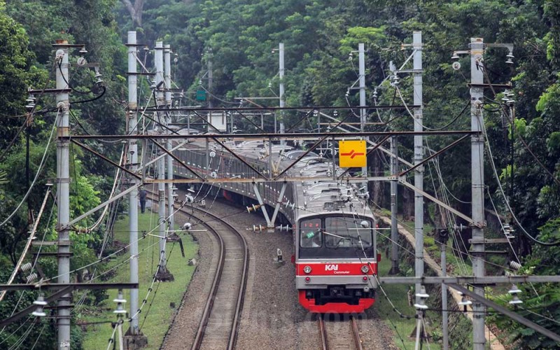 Rangkaian KRL melintas di kawasan Setiabudi, Jakarta, Selasa (31/1/2023). PT Kereta Api Indonesia (KAI) Commuter mencatat jumlah pengguna kereta rel listrik (KRL) di Jabodetabek mencapai 215,05 juta orang pada 2022 atau naik 74,66 persen dari 2021. Bisnis/Fanny Kusumawardhani