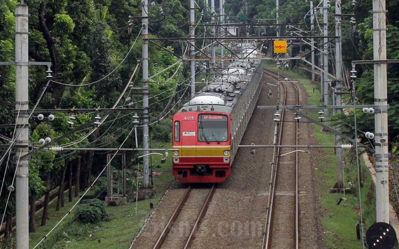 Rangkaian KRL melintas di kawasan Setiabudi, Jakarta, Selasa (31/1/2023). PT Kereta Api Indonesia (KAI) Commuter mencatat jumlah pengguna kereta rel listrik (KRL) di Jabodetabek mencapai 215,05 juta orang pada 2022 atau naik 74,66 persen dari 2021. Bisnis/Fanny Kusumawardhani