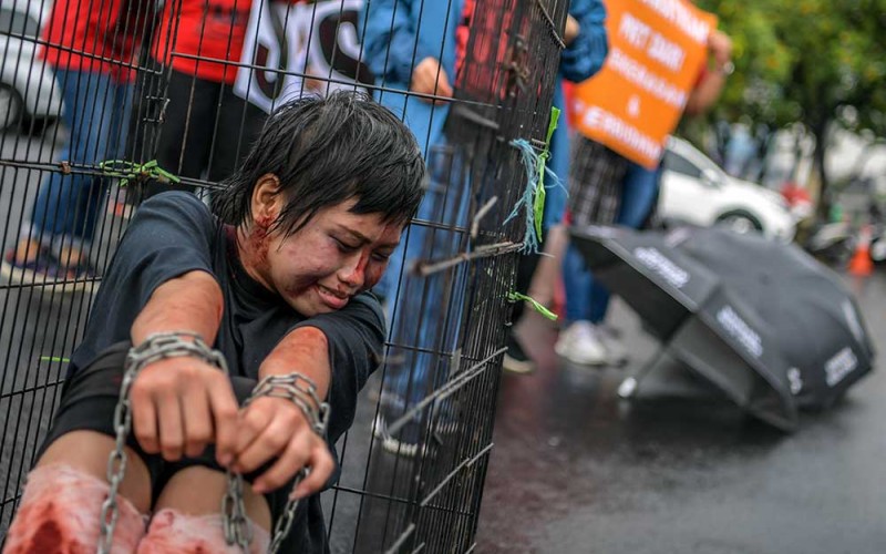 Pengunjuk rasa yang tergabung dalam Koalisi Sipil untuk UU PPRT menggelar aksi teaterikal di depan gedung DPR, Jakarta, Rabu (1/2/2023). Mereka menuntut DPR untuk segera memprioritaskan Rancangan Undang-Undang tentang Perlindungan Pekerja Rumah Tangga (RUU PPRT) menjadi undang-undang karena sudah 19 tahun RUU tersebut belum juga disahkan. ANTARA FOTO/Galih Pradipta