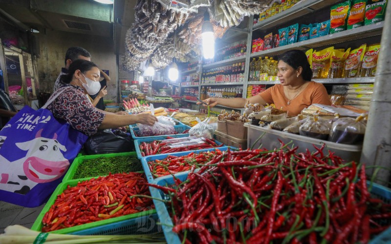 Pedagang melayani pembeli bahan kebutuhan di pasar tradisional, Jakarta, Rabu (1/2/2023). Badan Pusat Statistik (BPS) mencatat angka inflasi sebesar 0,34 persen pada Januari 2023 (month-to-month/mtm). Capaian tersebut membuat angka inflasi dari tahun ke tahun (year-on-year) menjadi 5,28 persen jika dibandingkan dengan Januari 2022. Bisnis/Himawan L Nugraha
