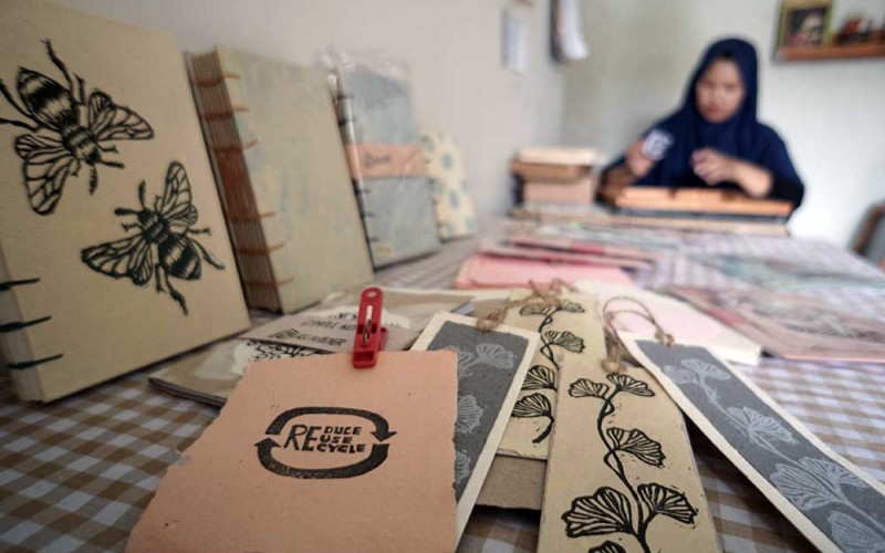 Perajin menyelesaikan pembuatan gambar hiasan pada kerajinan dari daur ulang limbah kertas di Wonorejo, Karanganyar, Jawa Tengah, Rabu (1/2/2023). Kerajinan dari daur ulang limbah kertas tersebut telah dipasarkan ke Solo, Jakarta hingga Surabaya dengan harga Rp1.000 hingga Rp20 ribu per lembar tergantung ukuran dan bahan kertas daur ulang. ANTARA FOTO/Mohammad Ayudha