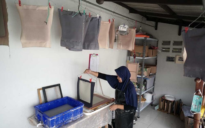 Perajin mengangkat cetakan saat menyelesaikan pembuatan kerajinan dari daur ulang limbah kertas di Wonorejo, Karanganyar, Jawa Tengah, Rabu (1/2/2023). Kerajinan dari daur ulang limbah kertas tersebut telah dipasarkan ke Solo, Jakarta hingga Surabaya dengan harga Rp1.000 hingga Rp20 ribu per lembar tergantung ukuran dan bahan kertas daur ulang. ANTARA FOTO/Mohammad Ayudha
