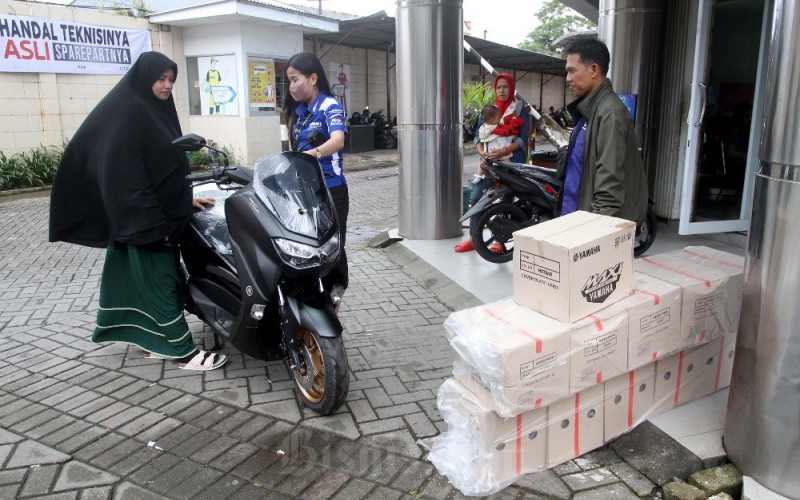 Pembeli membawa langsung sepeda motot Yamaha Nmax yang dibelinya di show room Suracojaya Abadimotor di Makassar, Sulawesi Selatan, Kamis (2/2/2023). Data Asosiasi Industri Sepeda Motor Indonesia (AISI) mencatat sepanjang tahun lalu, sebanyak 5,22 juta unit kendaraan telah terjual ke konsumen atau melibihi target AISI sebanyak 5,1 juta unit. Bisnis/Paulus Tandi Bone