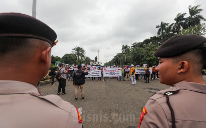 Peserta demo menggunakan topeng Pendiri KSP Indosurya Henry Surya saat melakukan aksi di Kawasan Patung Kuda, Jakarta, Kamis (2/2/2023). Aksi ini digelar untuk menuntut pengusutan kasus penipuan dan penggelapan dana Koperasi Simpan Pinjam (KSP) Indosurya oleh pendirinya, Henry Surya, yang dinilai telah merugikan sekitar 23.000 korban dengan nilai kerugian mencapai Rp 106 triliun. Mereka menuntut dikembalikannya aset-aset para korban dan penangkapan kembali Henry Surya yang sebelumnya divonis lepas dalam kasus tersebut. Bisnis/Himawan L Nugraha