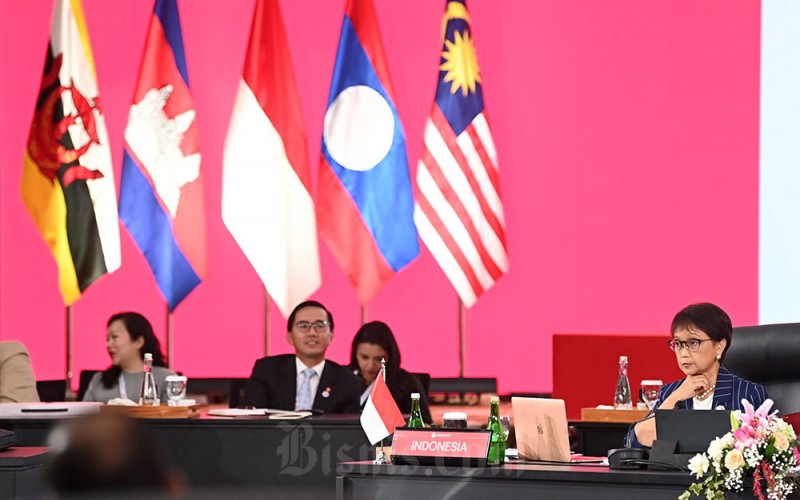 Menteri Luar Negeri RI Retno Marsudi (kanan) memimpin pertemuan ASEAN Coordinating Council (ACC) di Sekretariat ASEAN, Jakarta, Jumat (3/2/2023). Selain membahas isu-isu terkini terkait dengan kawasan Asia Tenggara dan juga di luar kawasan Asia Tenggara, pertemuan tersebut juga membahas prioritas Keketuaan Indonesia dalam ASEAN 2023 dan tindak lanjut hasil KTT ke-40 dan ke-41 ASEAN pada tahun lalu. ANTARA FOTO/Aditya Pradana Putra