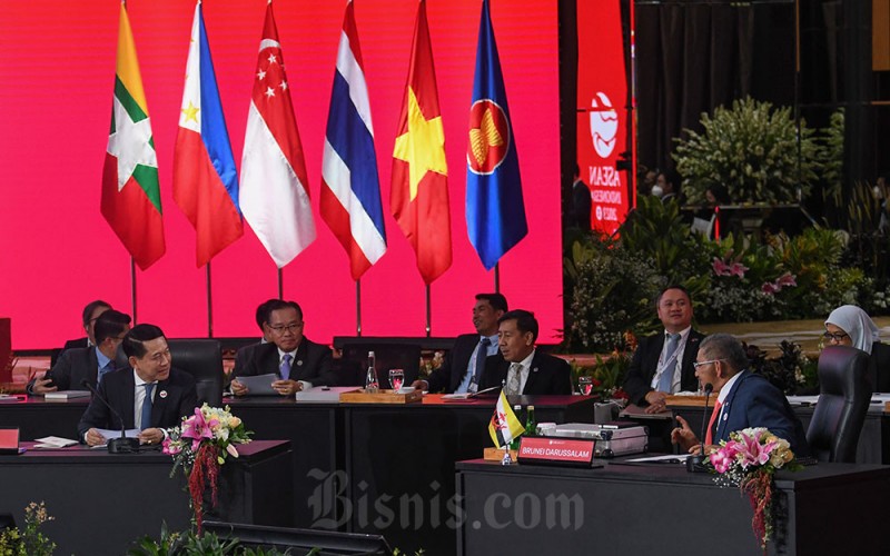 Menteri Luar Negeri Laos Saleumxay Kommasith (kiri) berbicara dengan Menteri Luar Negeri Brunei Darussalam Dato Erywan Pehin Yusof (kanan) dalam pertemuan ASEAN Coordinating Council (ACC) di Sekretariat ASEAN, Jakarta, Jumat (3/2/2023). Selain membahas isu-isu terkini terkait dengan kawasan Asia Tenggara dan juga di luar kawasan Asia Tenggara, pertemuan tersebut juga membahas prioritas Keketuaan Indonesia dalam ASEAN 2023 dan tindak lanjut hasil KTT ke-40 dan ke-41 ASEAN pada tahun lalu. ANTARA FOTO/Aditya Pradana Putra