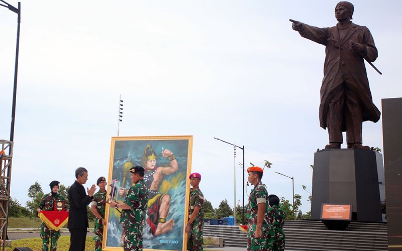 Panglima TNI Laksamana Yudo Margono (tengah) memberikan cendera mata kepada cucu Jenderal Soedirman Ganang Priambodo (kedua kiri) usai meresmikan Monumen Panglima Besar Jenderal Soedirman di Area CBD PIK2, Kosambi, Tangerang, Banten, Jumat (3/2/2023). Monumen setinggi 15 meter itu menjadi simbol untuk mengapresiasi dan mengenang jasa Jenderal Besar Soedirman dalam merebut dan mempertahankan Kemerdekaan Republik Indonesia yang diharapkan dapat menginspirasi generasi muda. ANTARA FOTO/Muhammad Iqbal