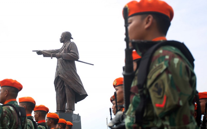 Prajurit TNI berbaris di samping patung Jenderal Soedirman saat peresmian Monumen Panglima Besar Jenderal Soedirman di Area CBD PIK2, Kosambi, Tangerang, Banten, Jumat (3/2/2023). Monumen setinggi 15 meter itu menjadi simbol untuk mengapresiasi dan mengenang jasa Jenderal Besar Soedirman dalam merebut dan mempertahankan Kemerdekaan Republik Indonesia yang diharapkan dapat menginspirasi generasi muda. ANTARA FOTO/Muhammad Iqbal